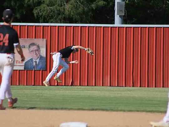 Indians claim doubleheader from Alto