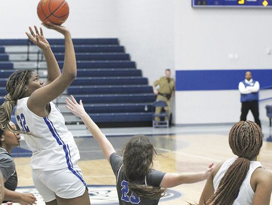 Lady Bulldogs improve to 4-1 in district hoops