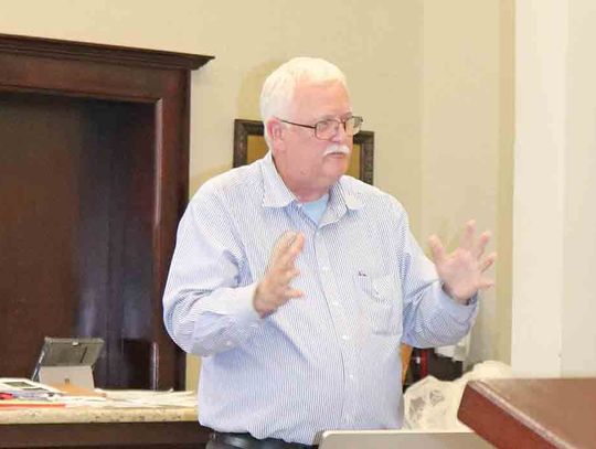 Luther presents tax info in workshop