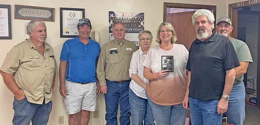 Chester Mayor Robert Poynter presented Chester City Secretary Balela Mahaffey with a well-deserved “Employee of the Year” award. Pictured are (L-R) Council persons Joe Neal, Chri Cocco, Wes Whitworth, Gail Williams, Mahaffey, Poynter, and Bryan Davis. PHOTO BY MICHAEL G. MANESS