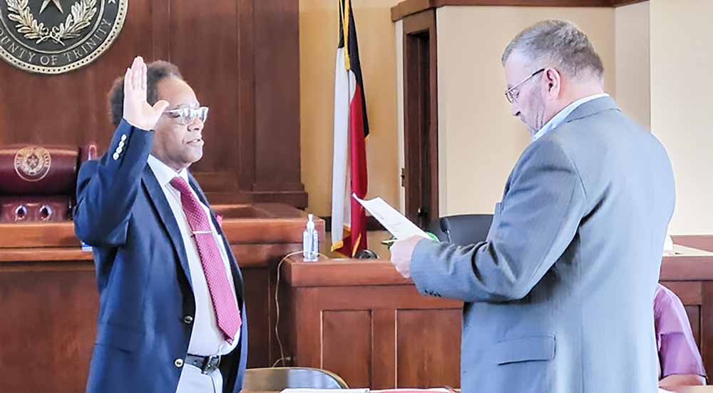 The city’s first African American mayor, Ralph Bennett, was sworn in by Justice of the Peace Richard Steptoe. PHOTOS COURTESY OF LISA ROGERS