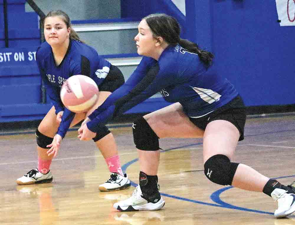 Jacee Hildebrand returns a serve. Photos by Tony Farkas