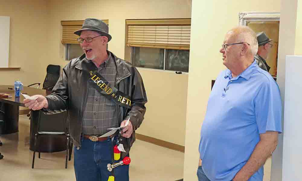   C.D. Woodrome addresses the crowd at his  retirement party with a speech, as Ivanhoe  Mayor Skip Blackstone listens.   ▶Woodrome commiserates with Ivanhoe City Council member Justin Gregory (middle) and resident Jim Goodman.  PHOTO BY CHRIS EDWARDS | TCB