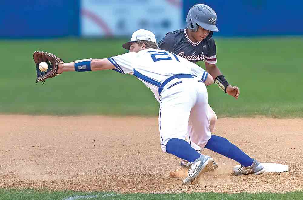 David Somers stretches to catch the ball on a pickoff attempt.